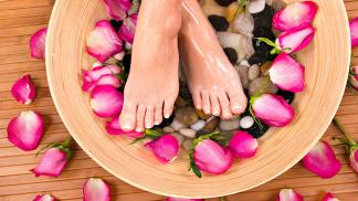 Неприятный запах ног: причины возникновения, способы лечения, средства от запаха ног